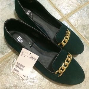 NWT H&M green velvet loafers with gold chains